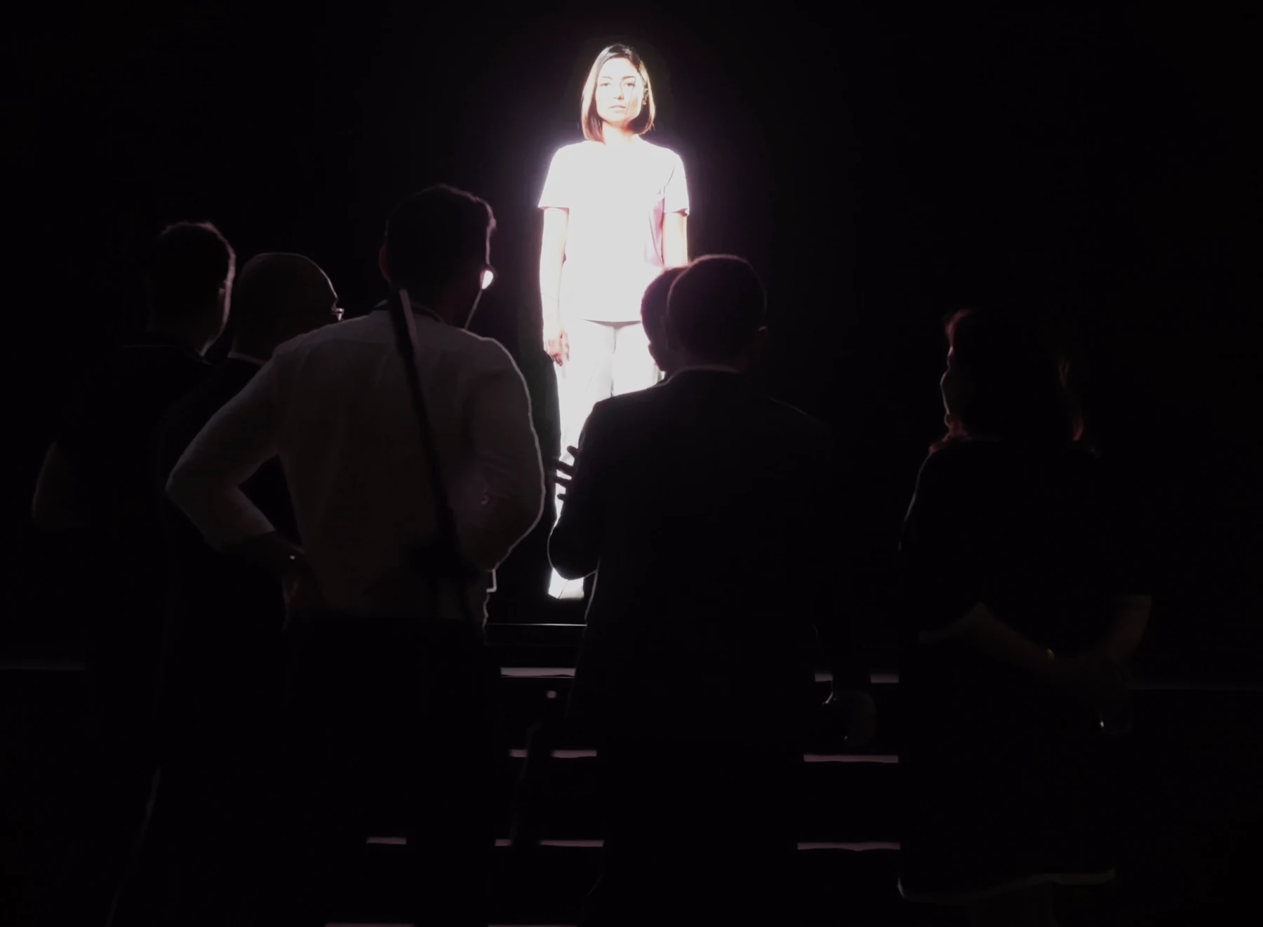 İnsan hologramını yakından izleyen ziyaretçiler